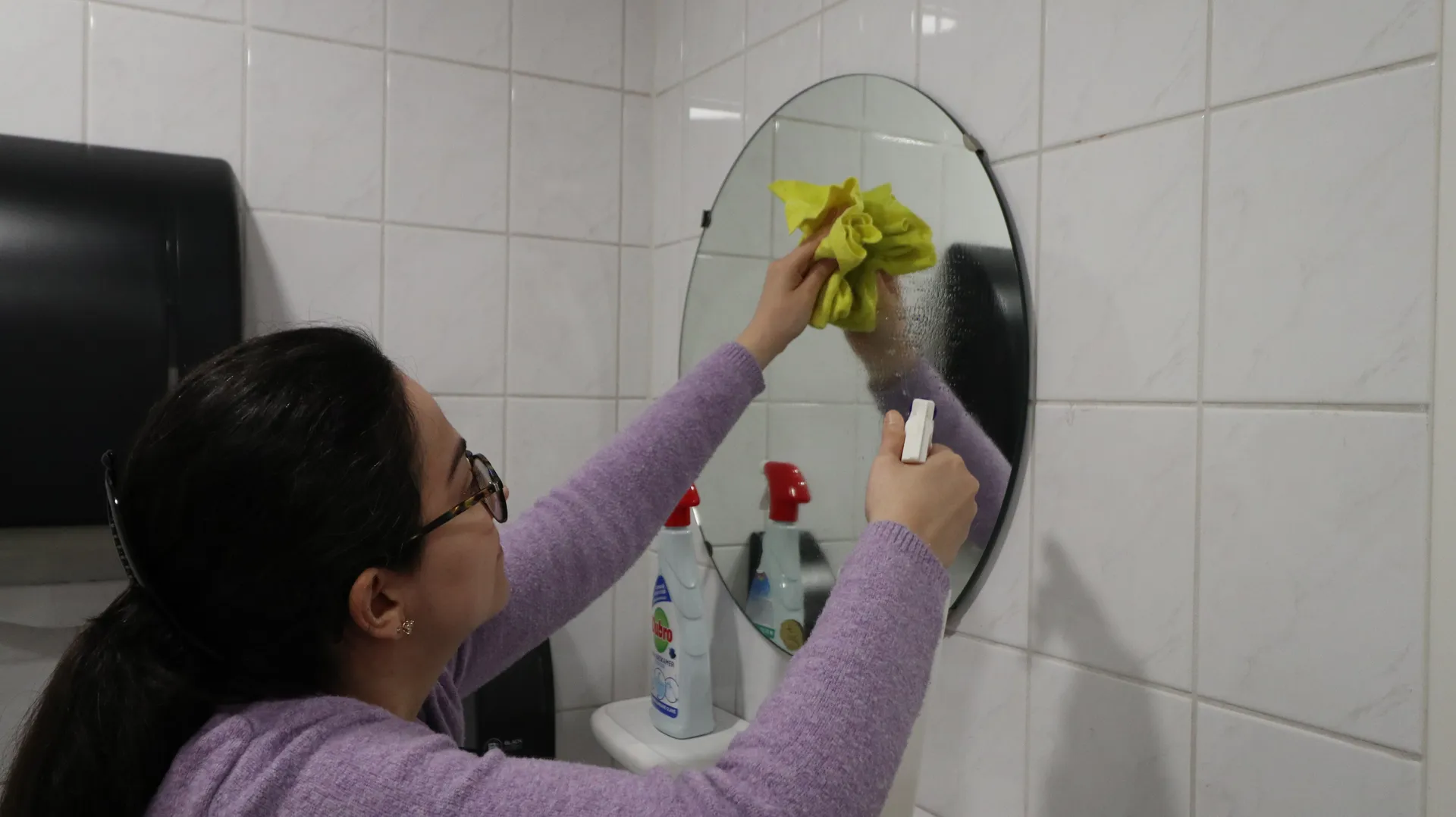 Schoonmaker aan het werk